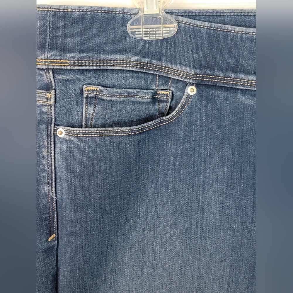 NWT Levi's Perfectly Slimming Straight Leg Pull On Jeans Size 14M/32 - Picture 3 of 11
